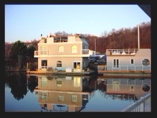 sunrisehouseboats.jpg